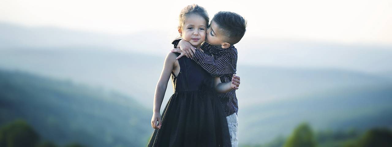 boy_and_girl_hugging_1280x480